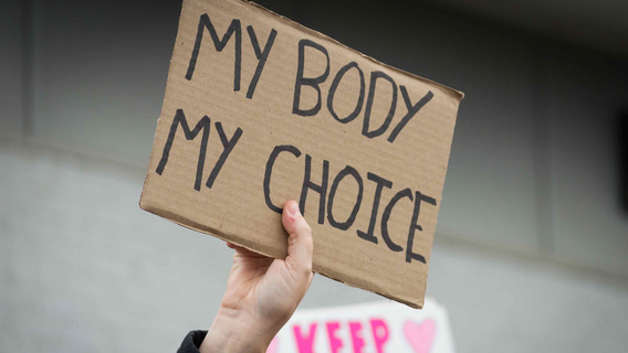 Schild mit dem Text "MY BODY MY CHOICE"