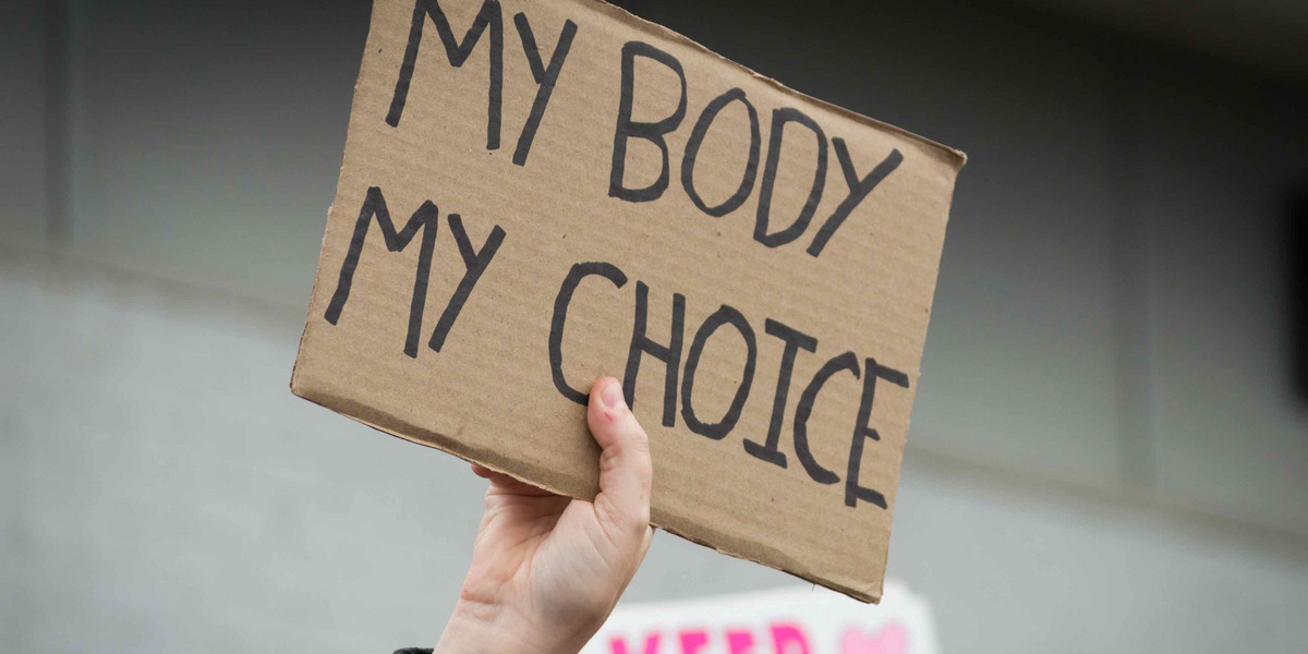 Schild mit dem Text "MY BODY MY CHOICE"