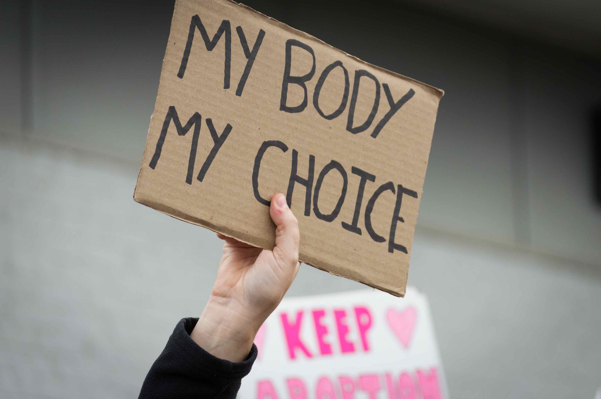 Schild mit dem Text "MY BODY MY CHOICE"