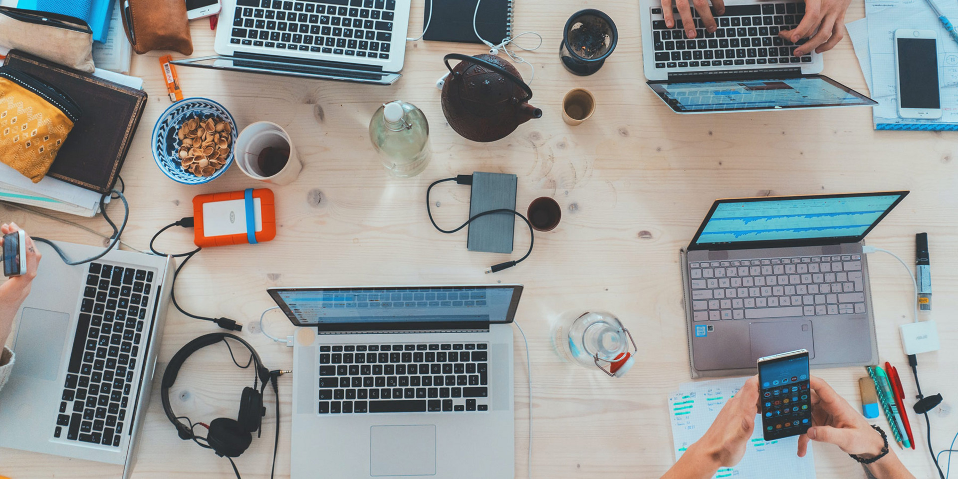 Laptops und andere Arbeitsutensilien auf einem Bürotisch