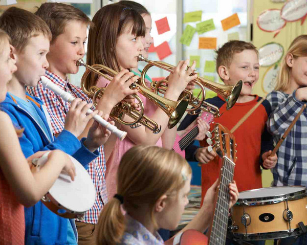 Eine Gruppe von Kindern musiziert mit Blasinstrumenten.