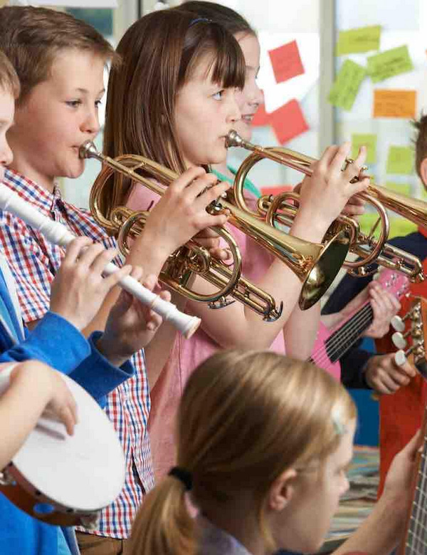 Eine Gruppe von Kindern musiziert mit Blasinstrumenten.