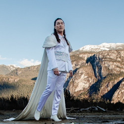 Spencer Britten vor einer Bergkulisse in Kanada