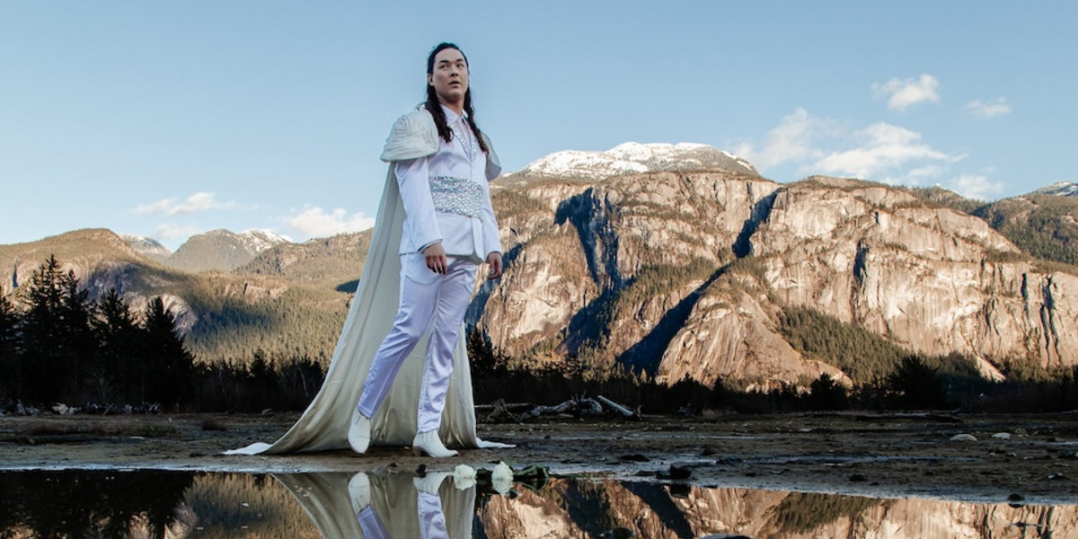 Spencer Britten vor einer Bergkulisse in Kanada