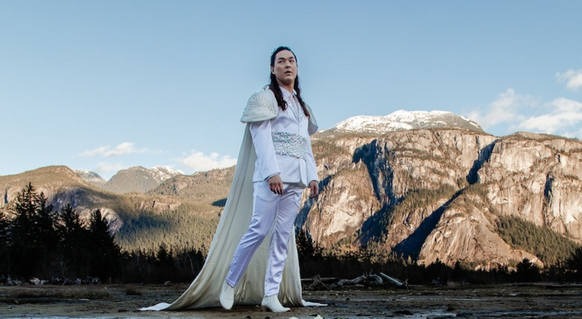 Spencer Britten vor einer Bergkulisse in Kanada