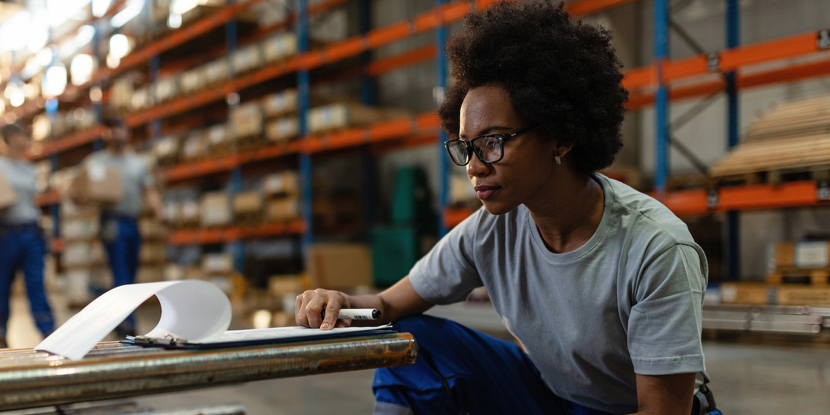 Eine Frau arbeitet in einer Lagerhalle