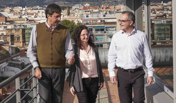Menschen im Gespräch auf der Dachterasse eines Bürogebäudes in Barcelona