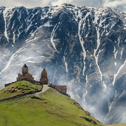 Kirche auf einem Berg in Georgien