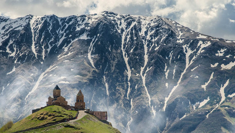 Kirche auf einem Berg in Georgien