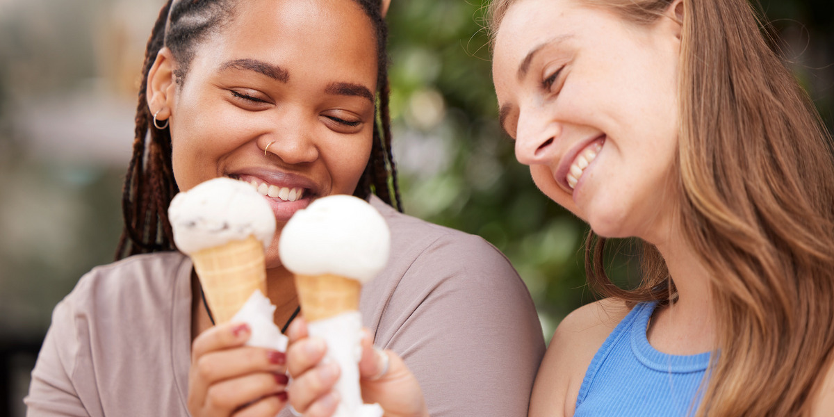 Zwei Frauen essen Eis.