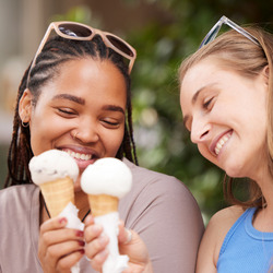 Zwei Frauen essen Eis.