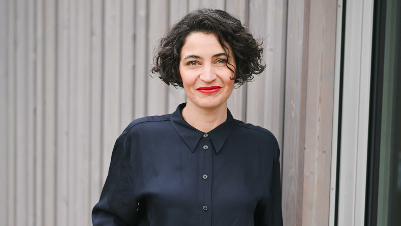 Aufnahme von Anna-Lena von Hodenberg vor einer grauen Wand