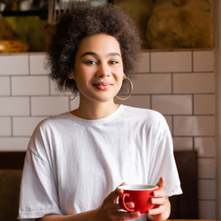 Eine junge Frau sitzt in einem Café