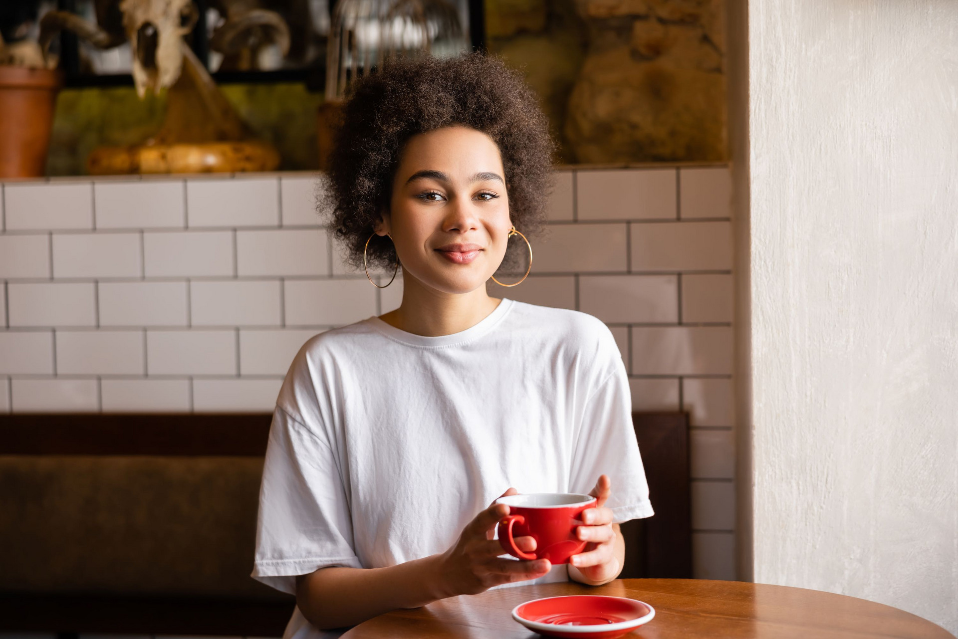 Eine junge Frau sitzt in einem Café