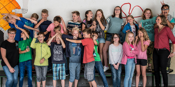 Ein Klassenfoto der Klasse 5e des Städtischen Gymnasiums in Olpe.