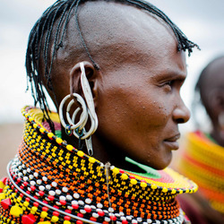 Afrikanische Trachten, die die Fotografin Anne Ackermann eingefangen hat.