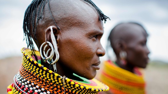 Afrikanische Trachten, die die Fotografin Anne Ackermann eingefangen hat.