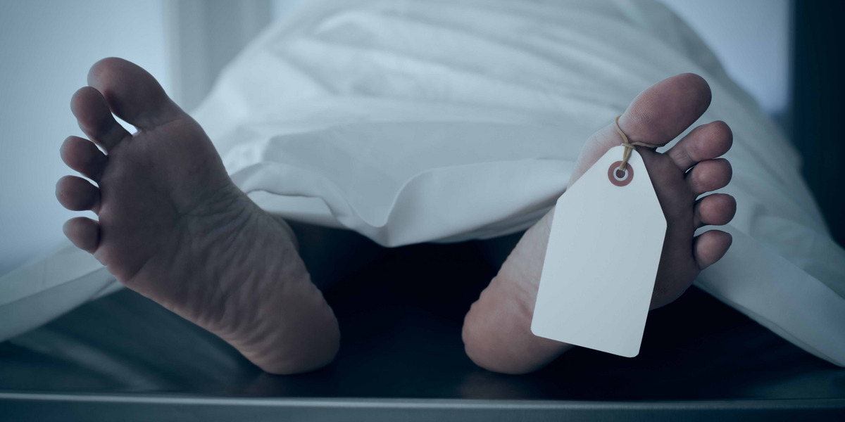 Eine zugedeckter Körper mit einem Zettel am Fuß.