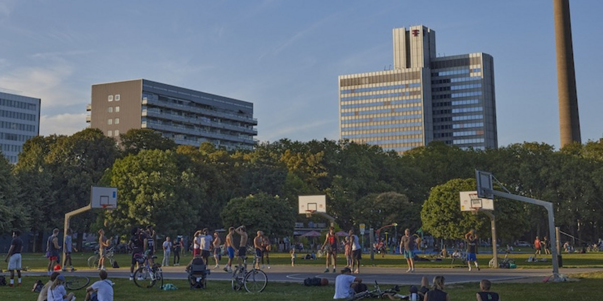 Zu sehen ist ein sommerlicher Park