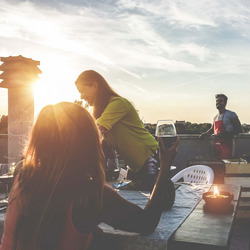 Freunde grillen abends auf dem Dach