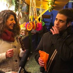 Die Syrer Yaman Swaida und Suzanna Alkotaish auf dem Weihnachtsmarkt.