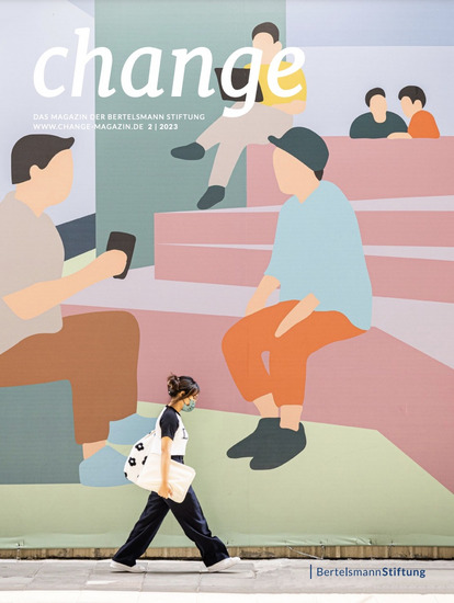 Das Cover des change Magazins 2/2023: Eine junge Frau geht in Bangkok an einem Wandgemälde vorbei, das stilisierte Menschen zeigt, die sich unterhalten, auf dem Handy sind oder auf den Laptop schauen. Die Frau blickt beim Gehen auf den Boden und schreitet voran. Oben links steht: "change – Das Magazin der Bertelsmann Stiftung, www.change-magazin.de 2 | 2023". Unten rechts das Logo der Bertelsmann Stiftung.