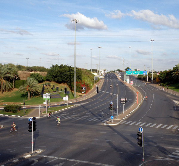 Eine leere Autobahn in Tel Aviv an Jom Kippur