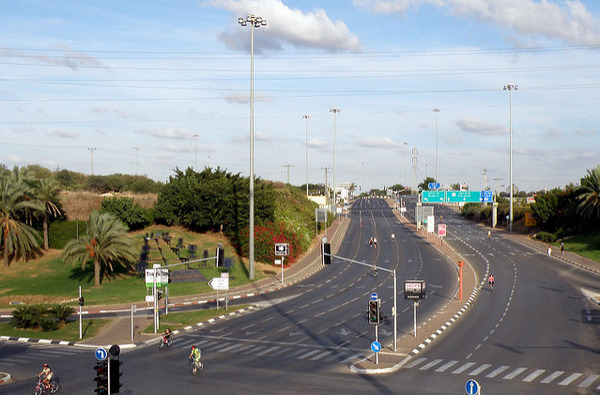 Eine leere Autobahn in Tel Aviv an Jom Kippur