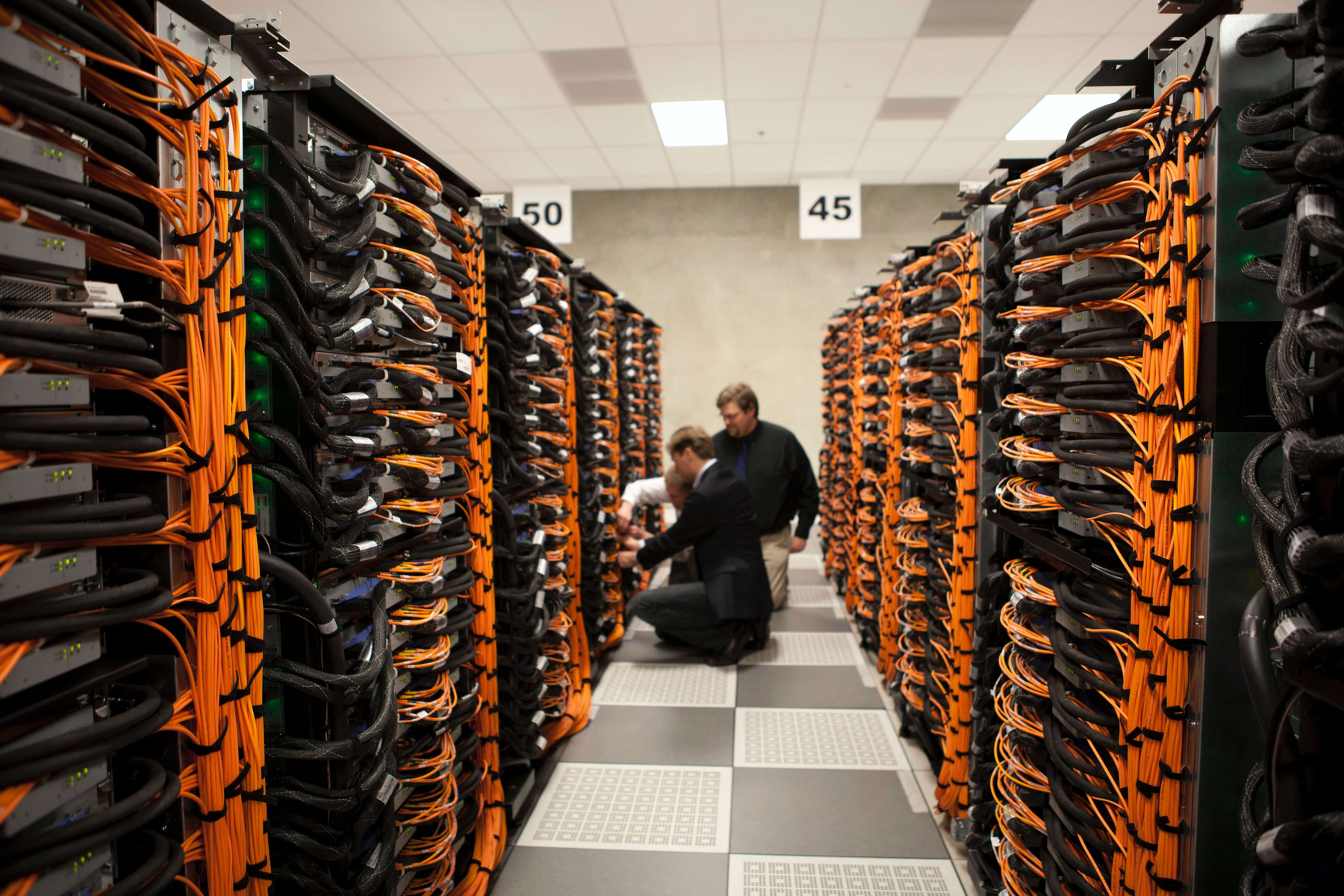 Männer arbeiten an einem Supercomputer