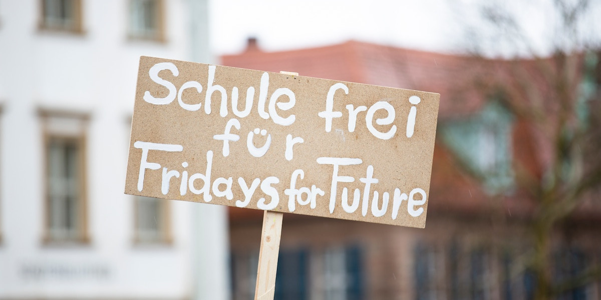Ein Schild mit dem Text "Schule frei für Fridays for Future"
