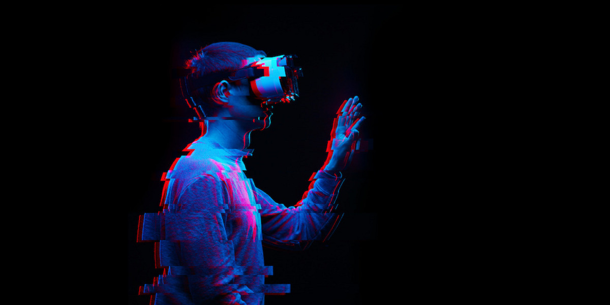 Eine Person trägt eine Virtual-Reality-Brille und greift mit der Hand in der Luft.