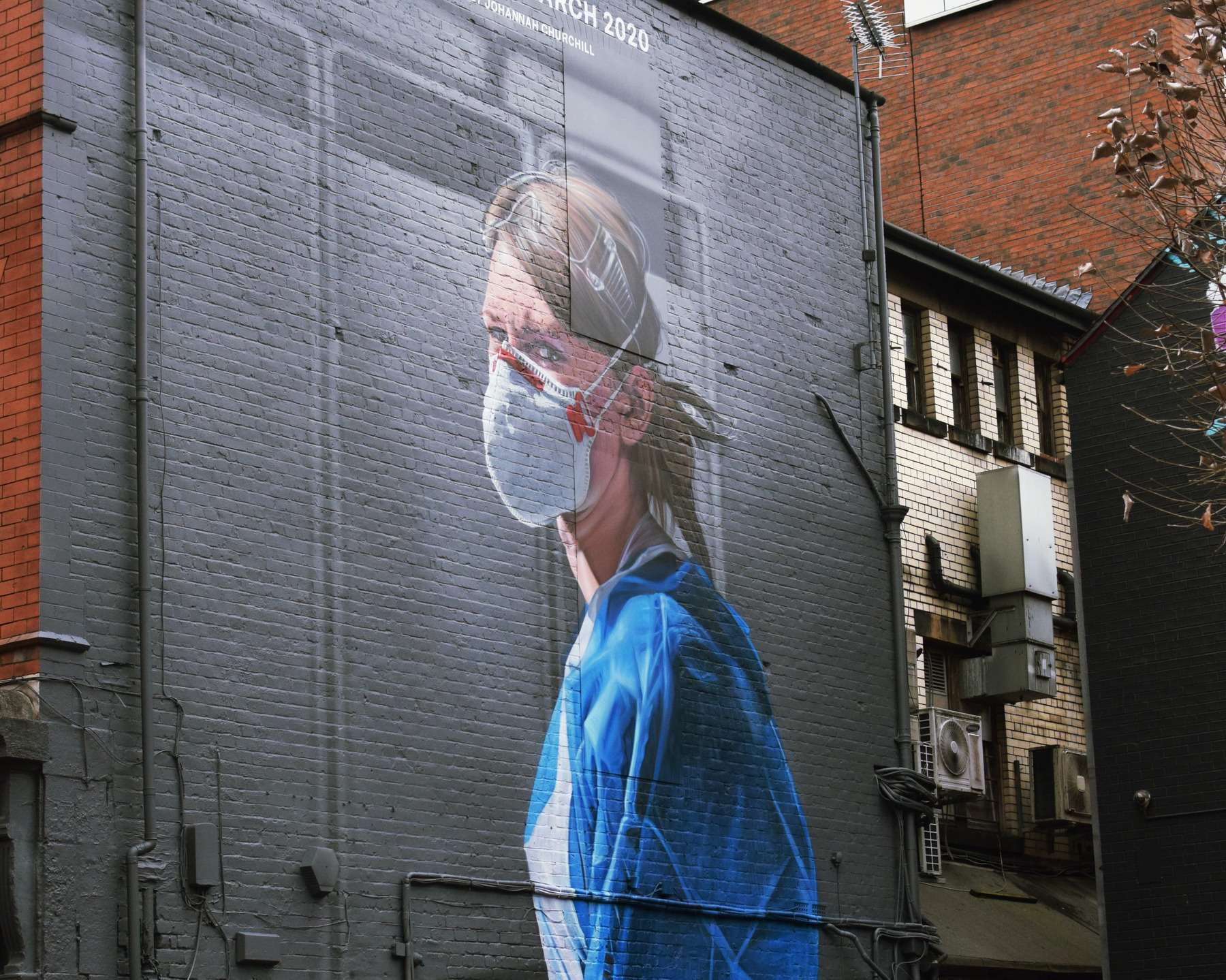 Graffiti einer Krankenschwester auf Backsteinwand