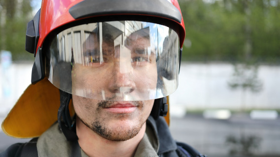 Ein Feuerwehrmann im Porträt.