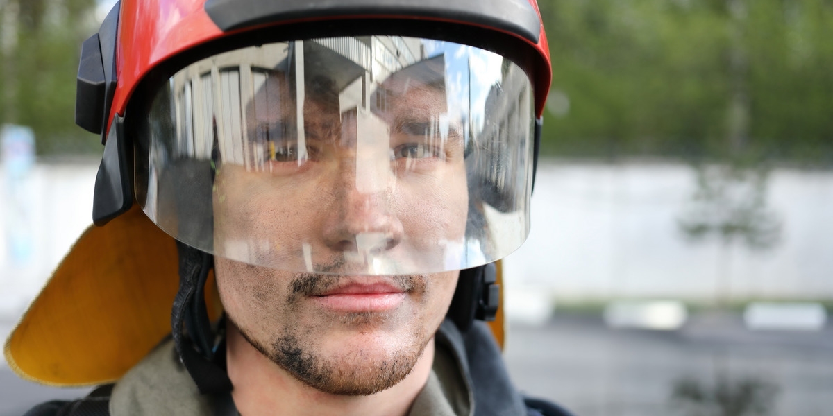 Ein Feuerwehrmann im Porträt.