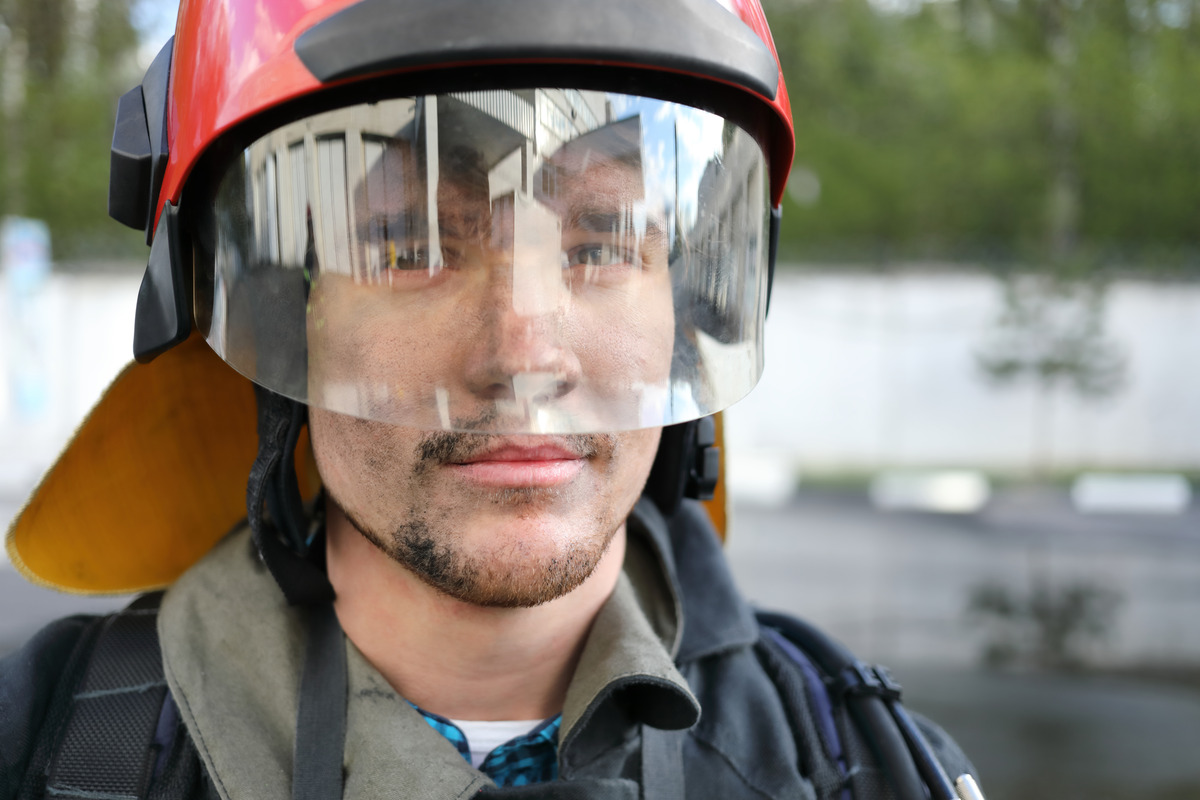 shutterstock_717832381_Premier.jpg_ST-CC Ein Feuerwehrmann im Portrait.