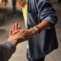 Zwei Menschen geben einander die Hand