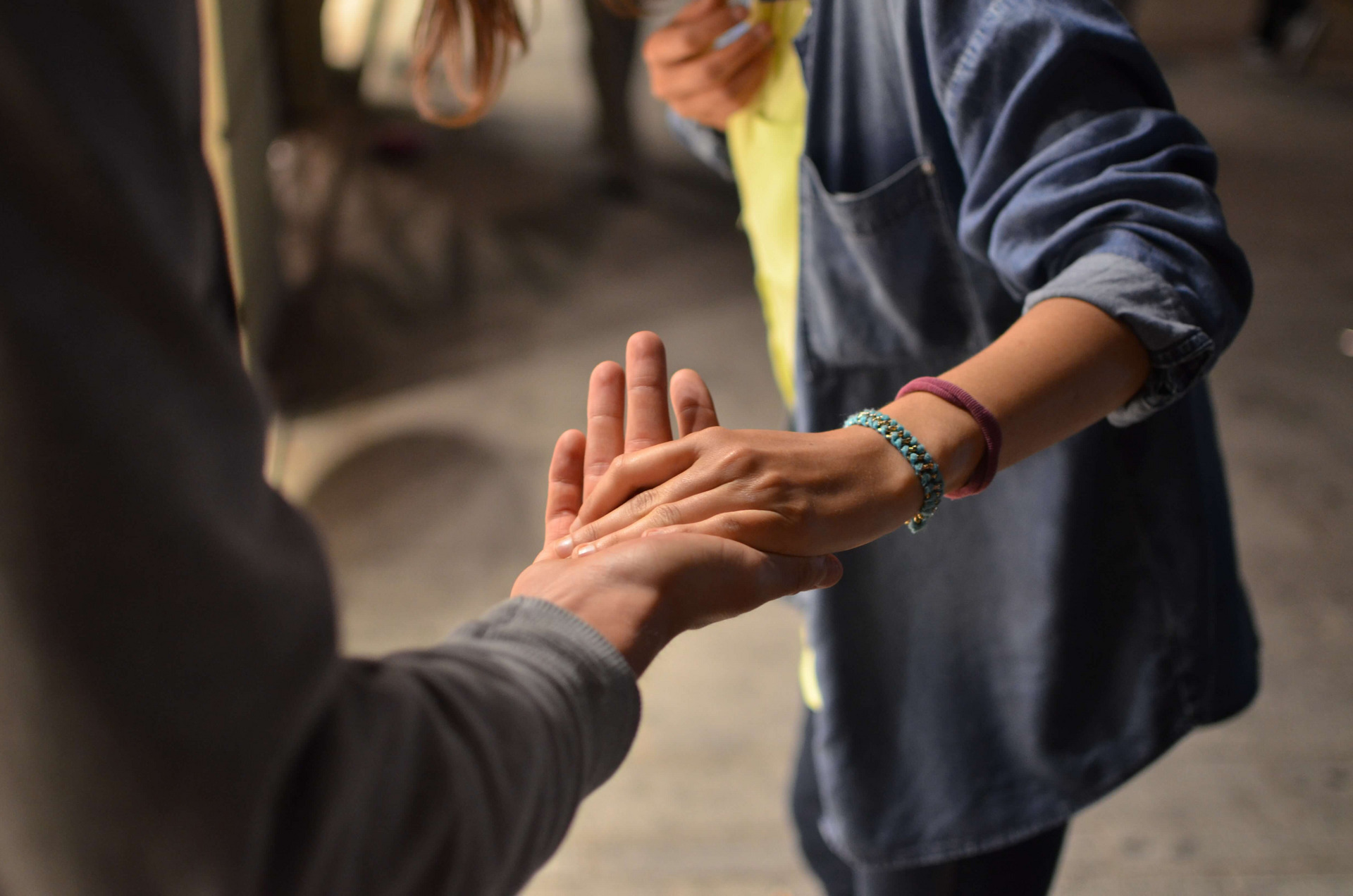 Zwei Menschen geben einander die Hand