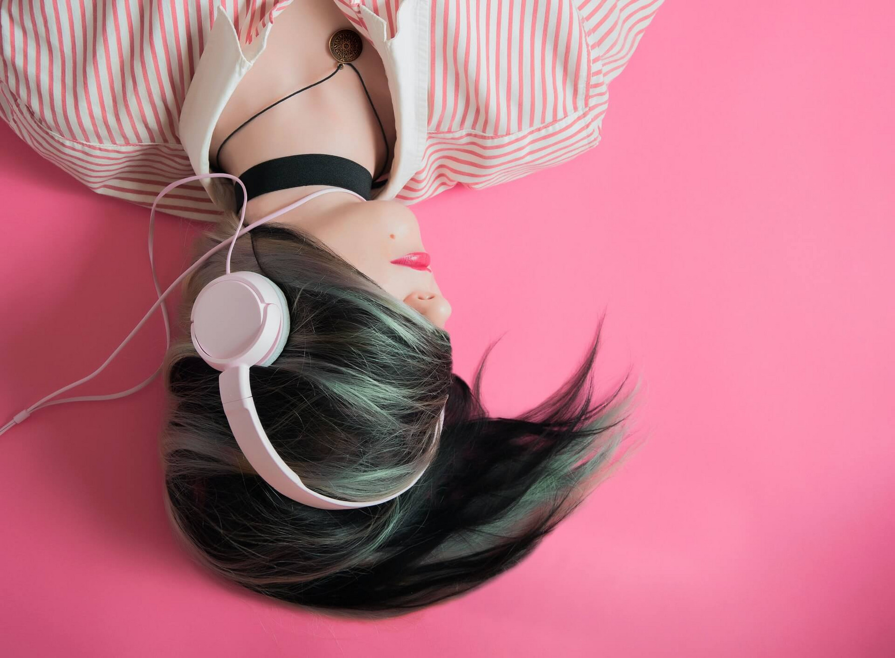 Eine Frau mit Haaren über ihrem Gesicht hört Musik