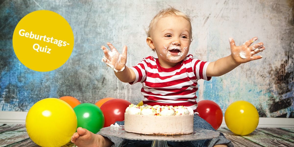 Ein Baby mit einer Geburtstagstorte.