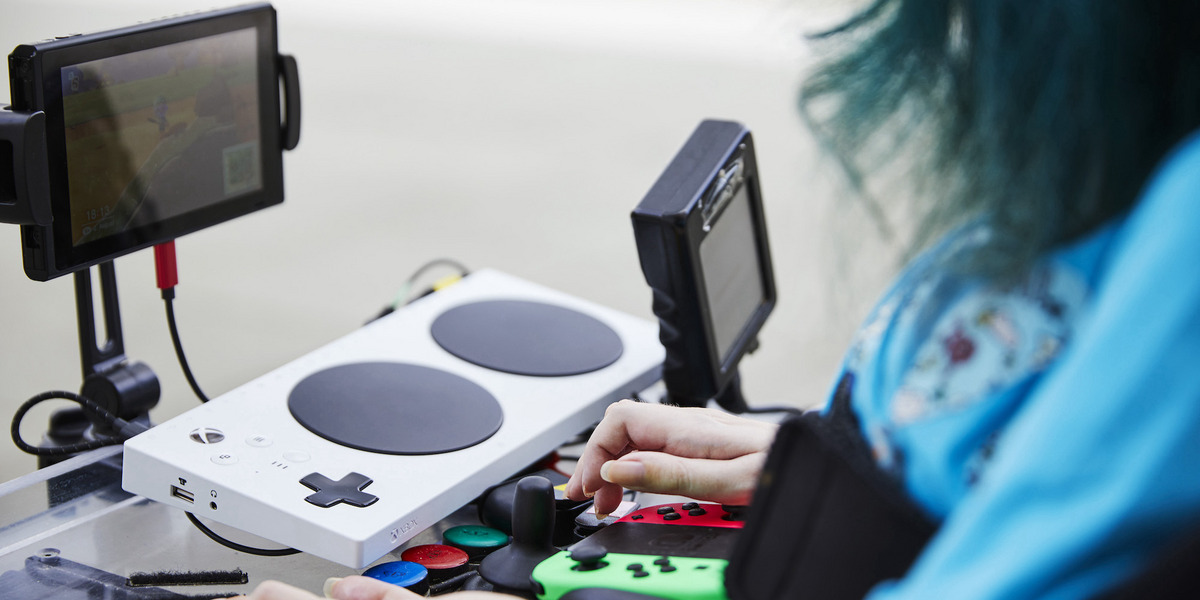 Ein Foto von Melanie Eilert. Es zeigt sie beim Gaming mit einer Spielekonsole.