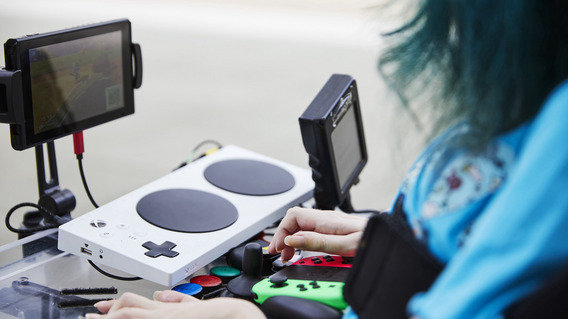 Ein Foto von Melanie Eilert. Es zeigt sie beim Gaming mit einer Spielekonsole.
