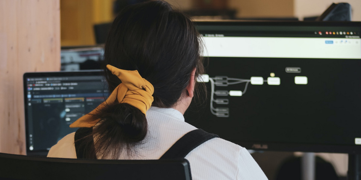 Eine Datenwissenschaftlerin geht am Computer ihrem Beruf nach.