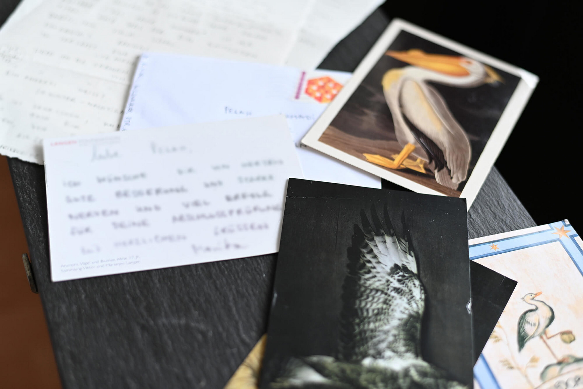 Postkarten und Briefe liegen auf einem Tisch