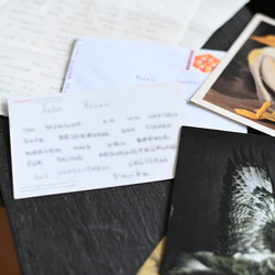 Postkarten und Briefe auf einem Tisch