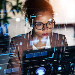 Eine Frau mit Brille schaut konzentriert auf einen großen, transparenten Bildschirm mit futuristischer Benutzeroberfläche.