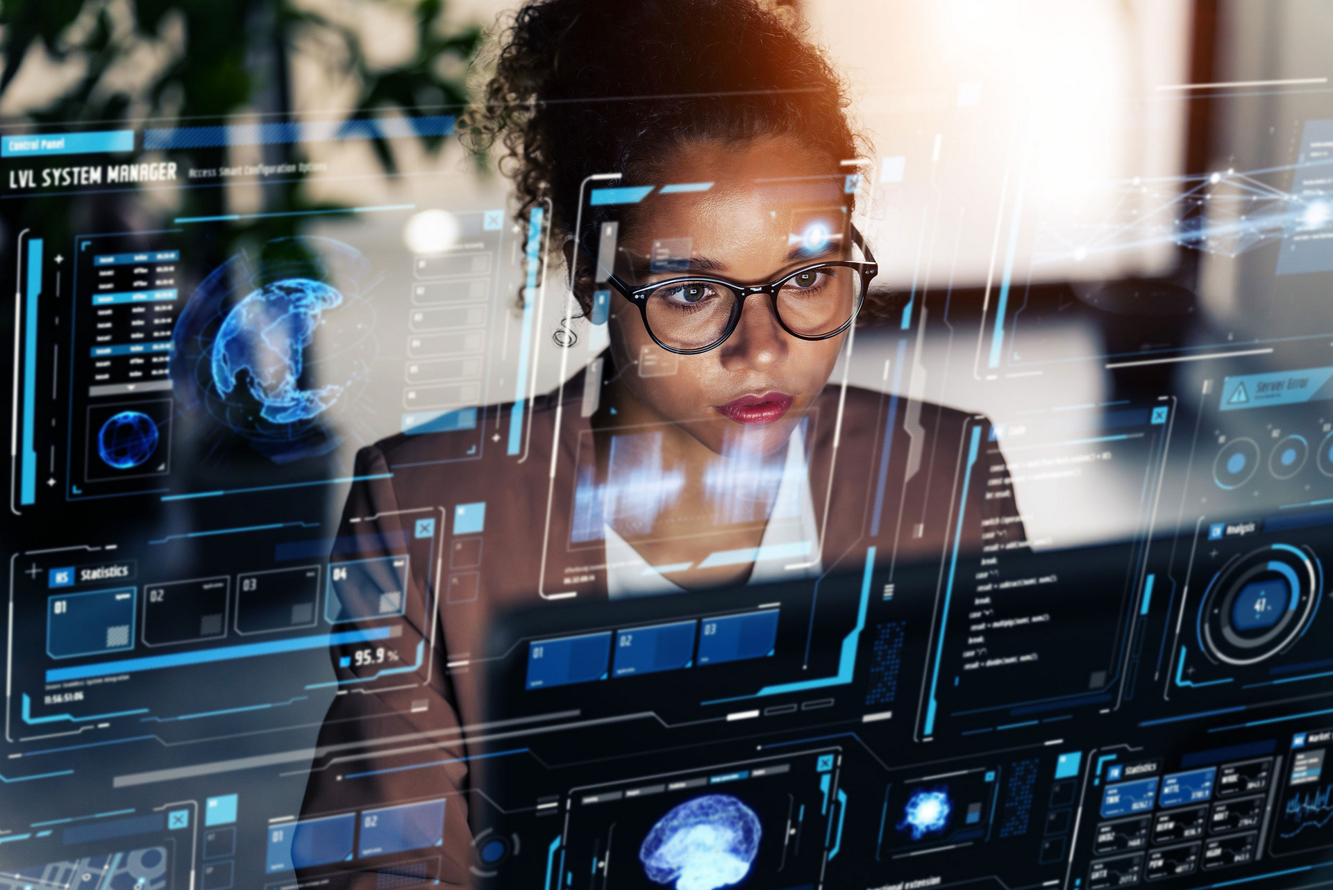 Eine Frau mit Brille schaut konzentriert auf einen großen, transparenten Bildschirm mit futuristischer Benutzeroberfläche.