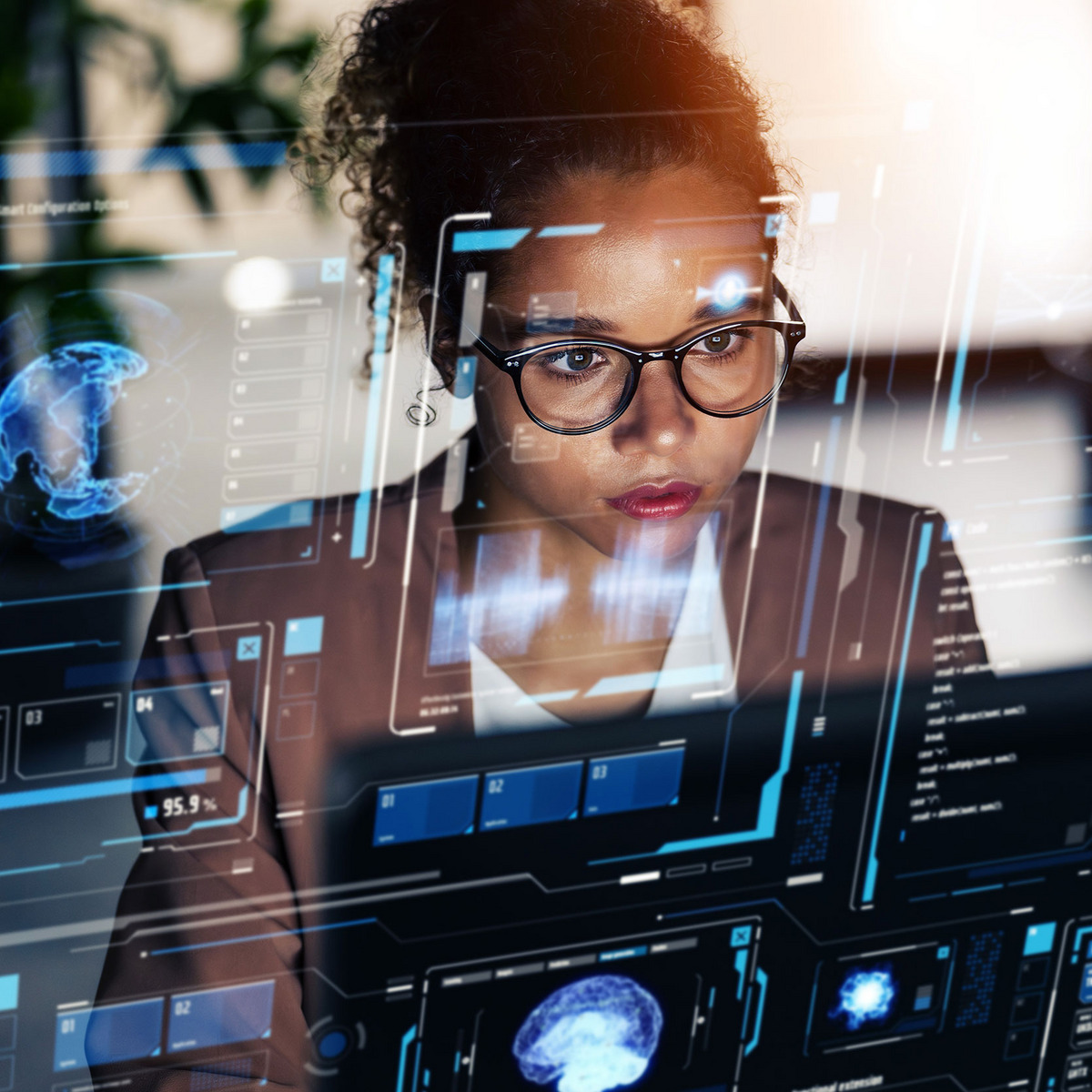 Eine Frau mit Brille schaut konzentriert auf einen großen, transparenten Bildschirm mit futuristischer Benutzeroberfläche.