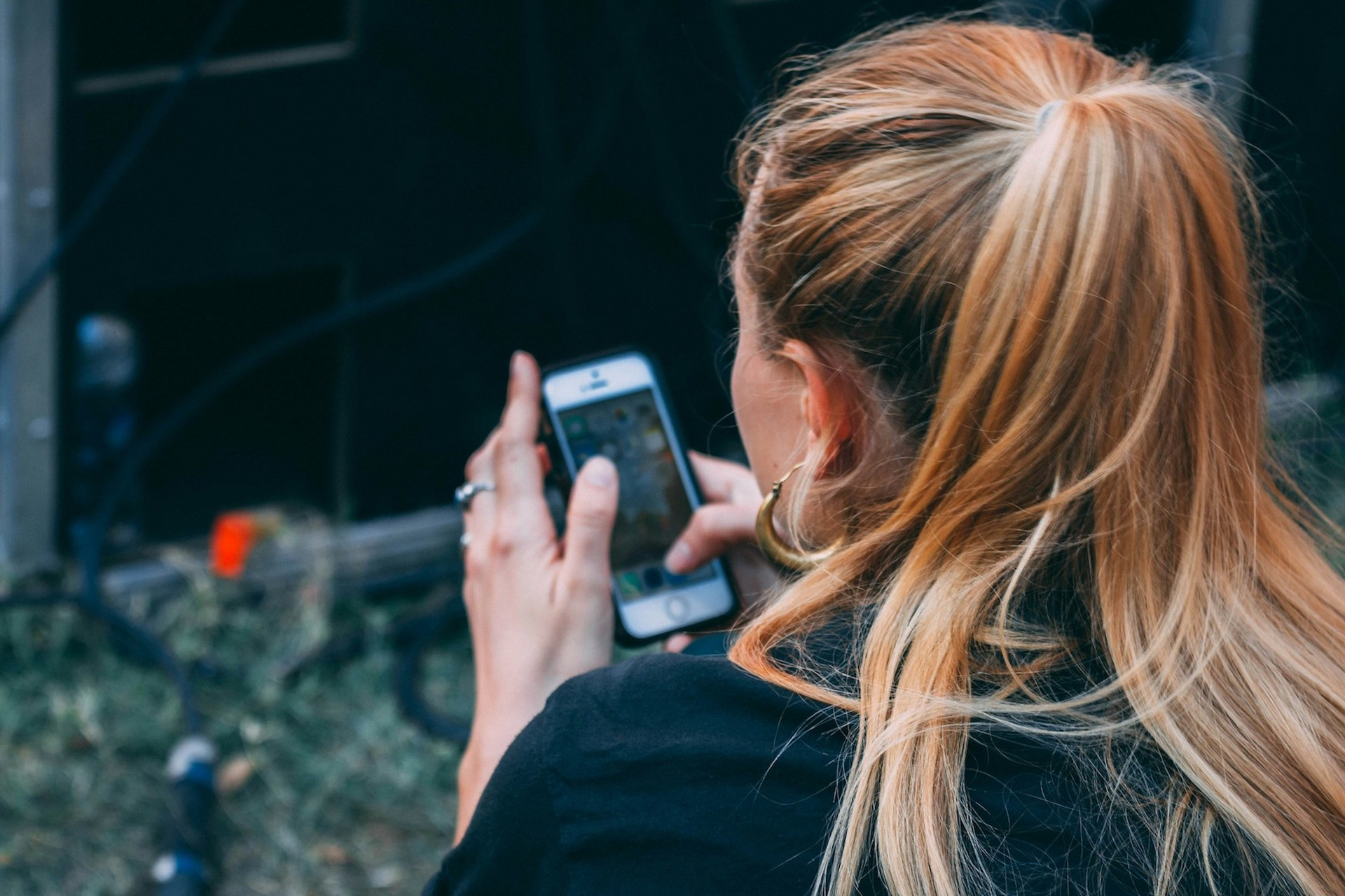 Eine Frau tippt auf ihrem Handy.