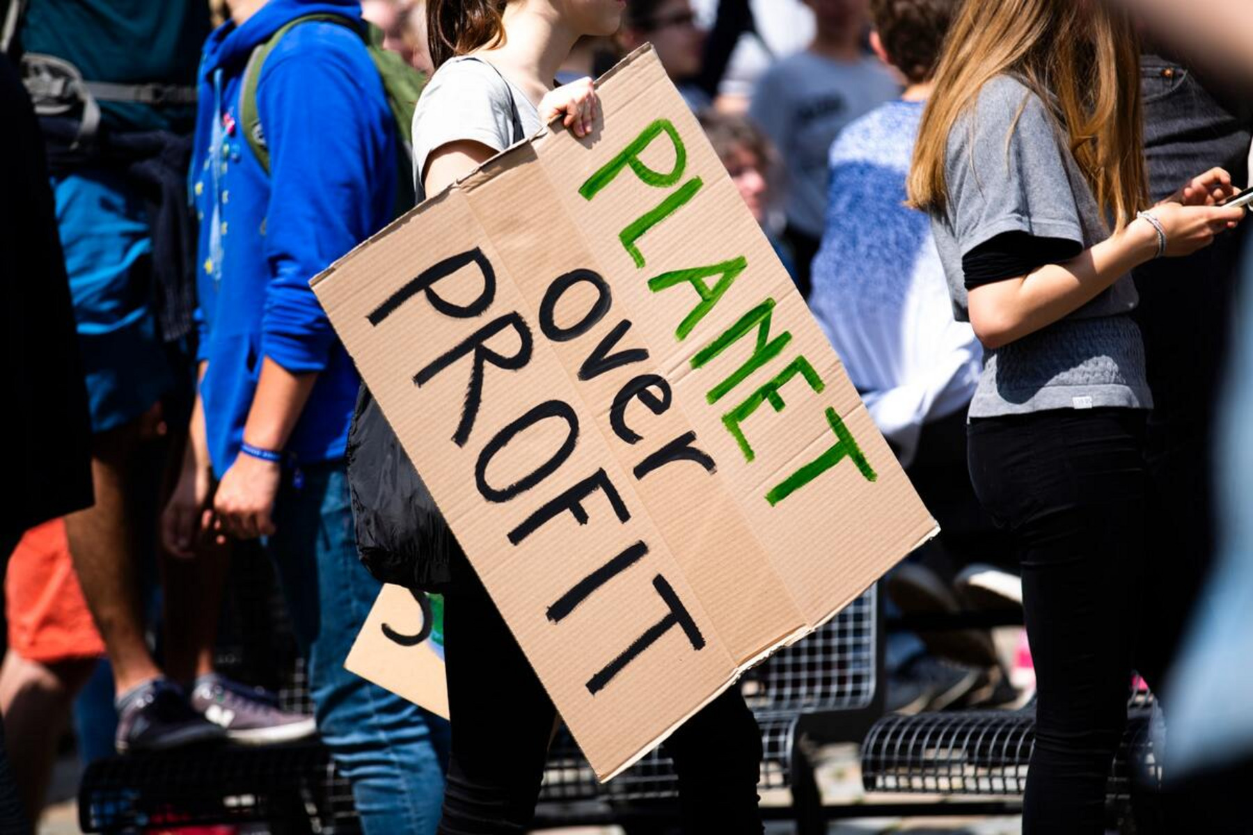 Ein Schild mit dem Schriftzug: "Planet over profit"