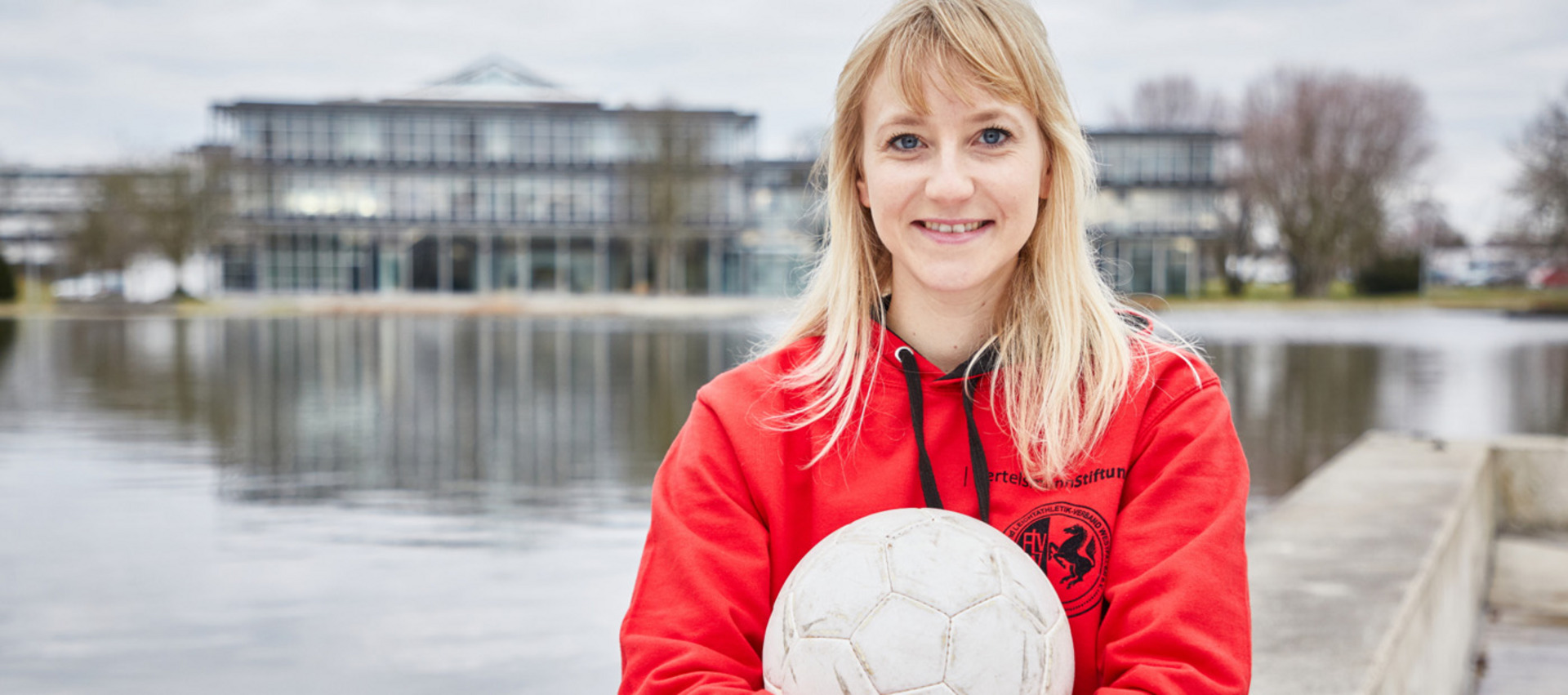 Julia Tegeler mit Fußball vor der Bertelsmann Stiftung